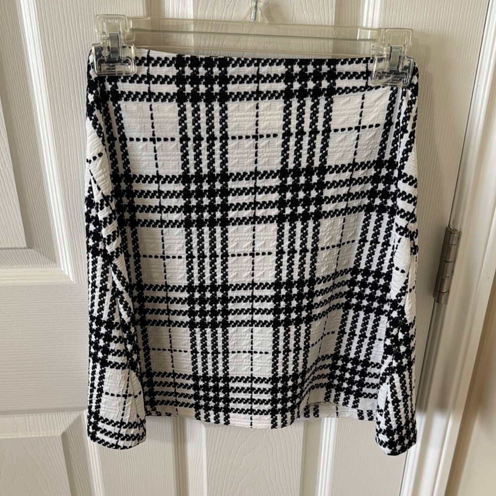 Design Lab Lord & Taylor Black and White A-line Mini Skirt